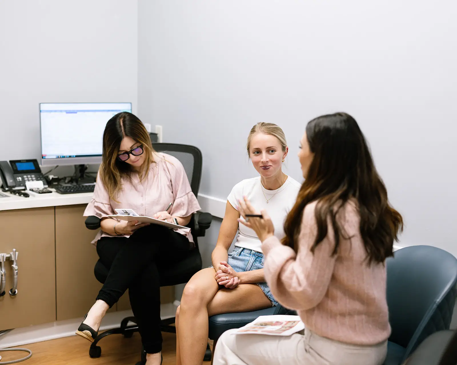 Doctor_talking_to_Patient Doctor_talking_to_Patient
